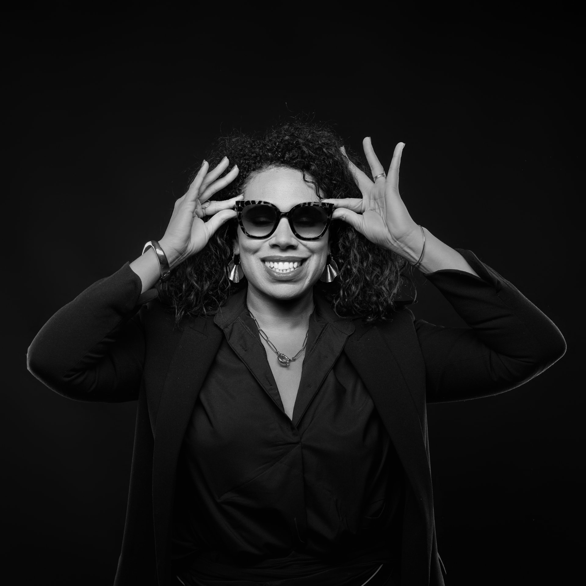 Laury Thirion, portrait studio, lunettes noires