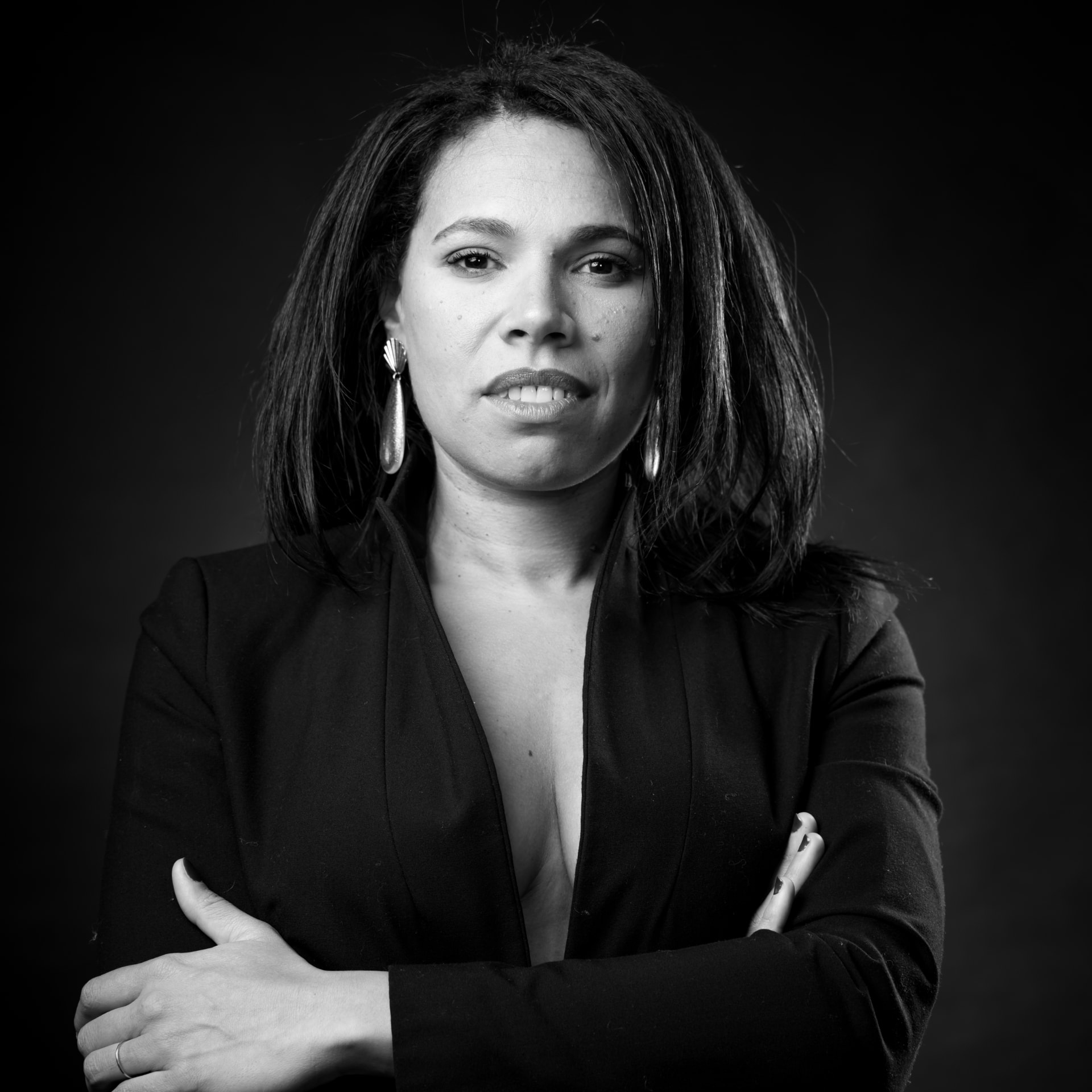 Laury Thirion, portrait studio noir et blanc