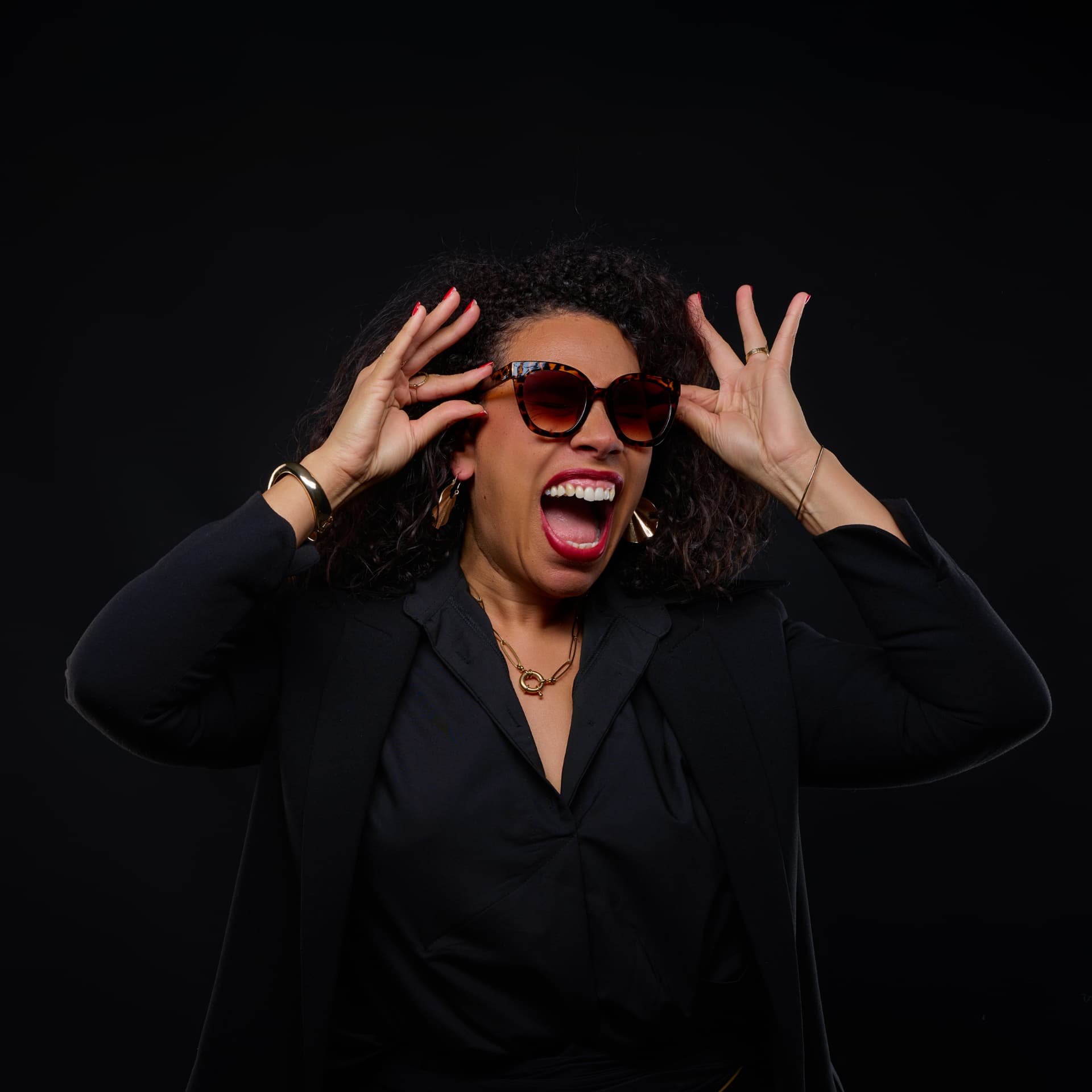 Laury Thirion, lunettes de soleil, éclat de rire — l'expansion doit rester fun