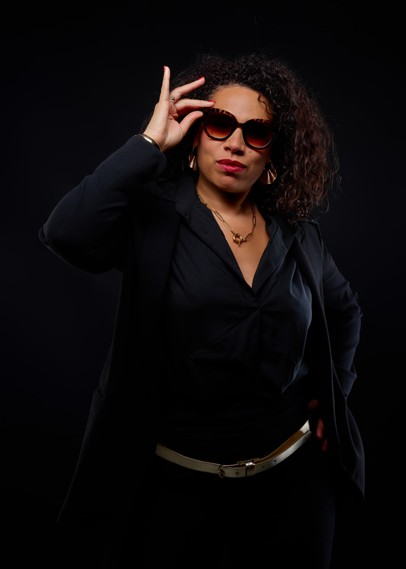 Laury Thirion, portrait studio noir et or