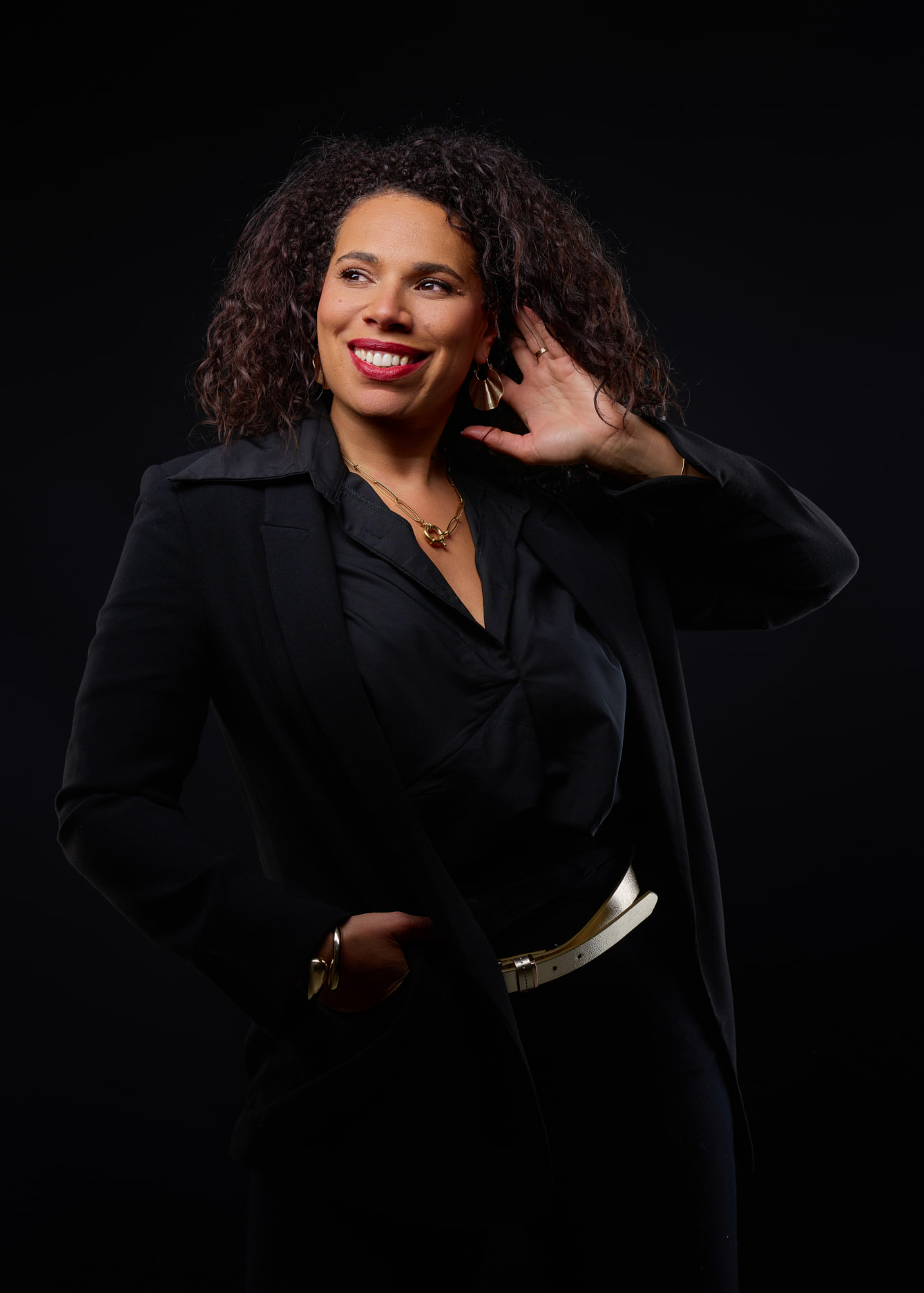 Laury Thirion souriante, portrait studio