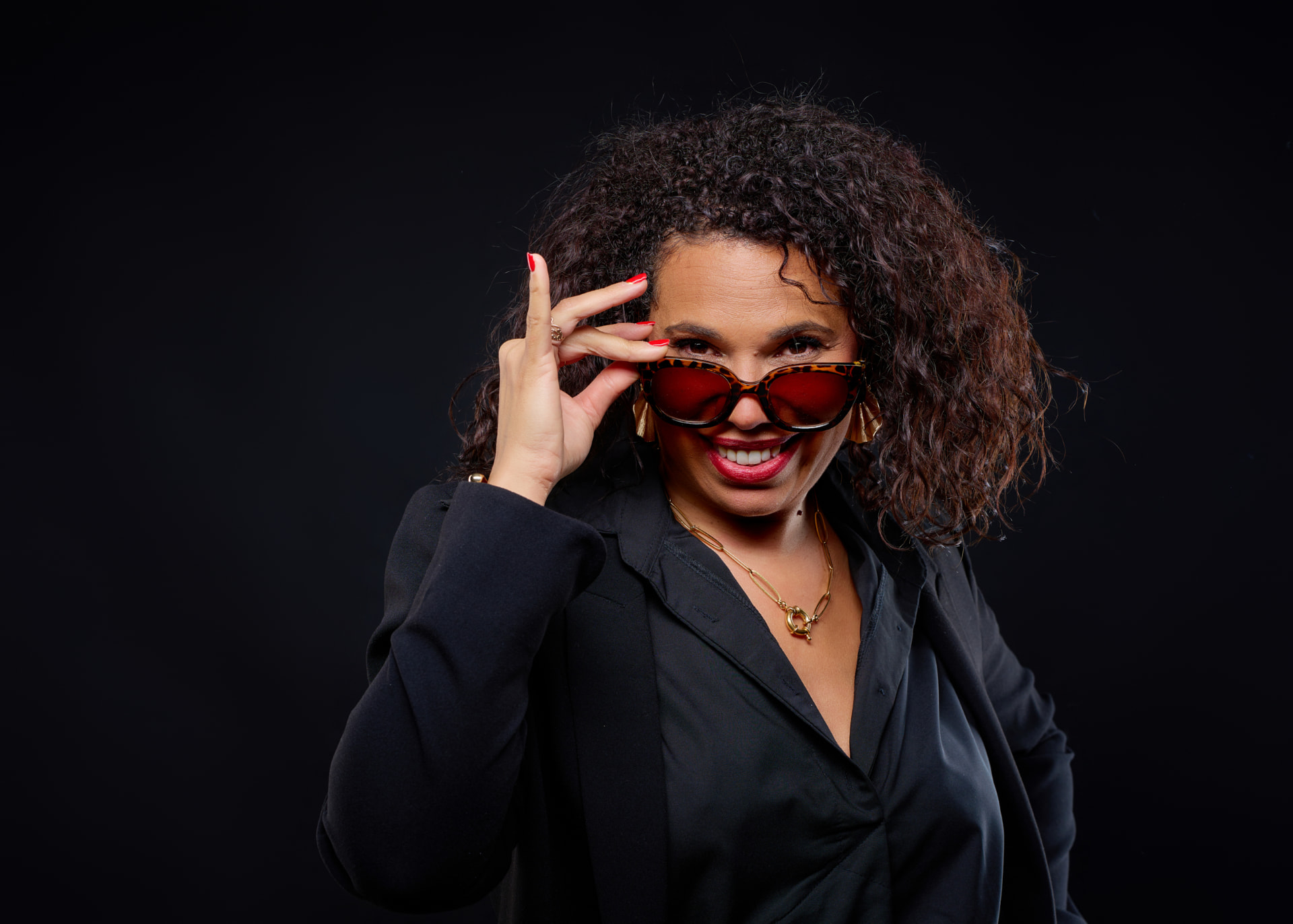 Laury Thirion souriante avec lunettes